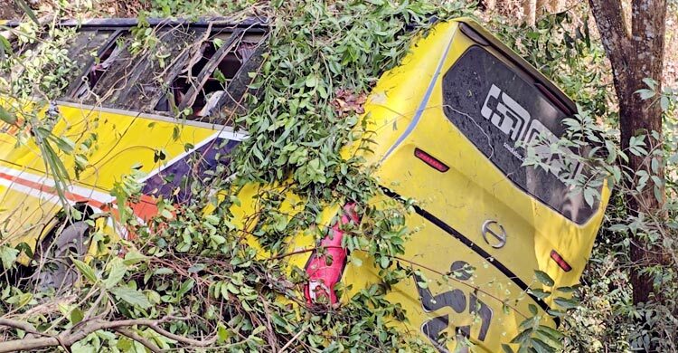 বান্দরবানে পর্যটকবাহী বাস খাদে পড়ে নারীসহ আহত ১৭