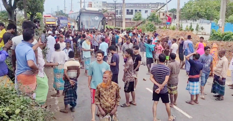 জলাবদ্ধতা নিরসনের দাবিতে সাভারে মহাসড়ক অবরোধ