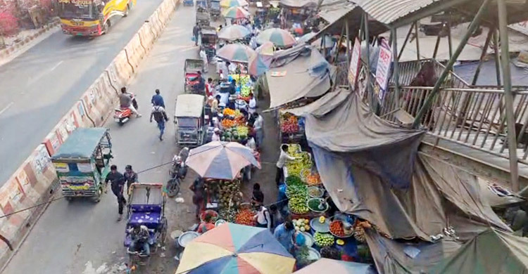 হকারদের দখলে মহাসড়ক, ভোগান্তিতে পথচারী-যাত্রীরা