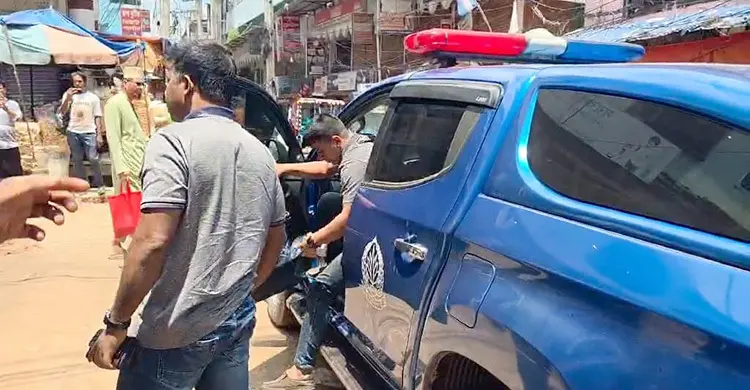 জিম্মি উদ্ধারে গিয়ে সন্ত্রাসীদের গুলির মুখে পুলিশ