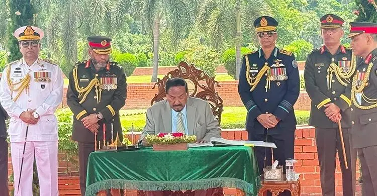 স্মৃতিসৌধের পরিদর্শন বইয়ে যা লিখলেন ভারপ্রাপ্ত রাষ্ট্রপতি