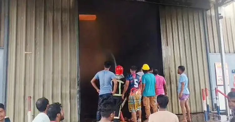 ব্রিটিশ আমেরিকান টোব্যাকোর গুদামে আগুন