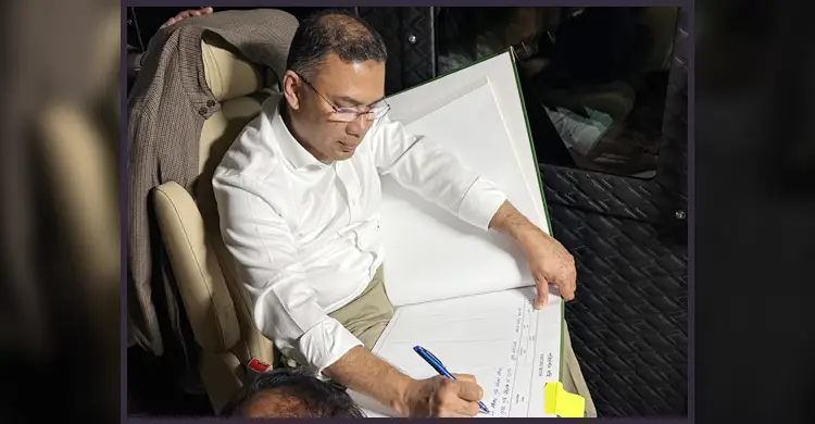 স্মৃতিসৌধের পরিদর্শন বইয়ে তারেক রহমানের পরিচয় ‘রাজনৈতিক কর্মী’