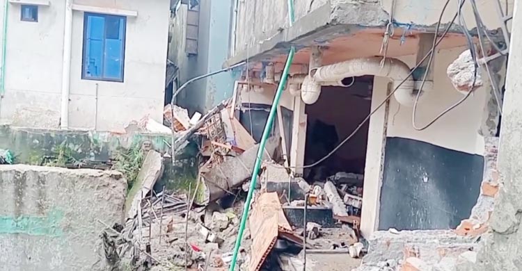 আশুলিয়ায় গ্যাস লিকেজে বিস্ফোরণ, দগ্ধ ৬