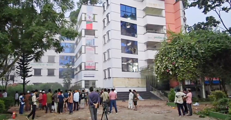 সাভারে ড্যাফোডিল-সিটি বিশ্ববিদ্যালয় শিক্ষার্থীদের সংঘর্ষ, অগ্নিসংযোগ