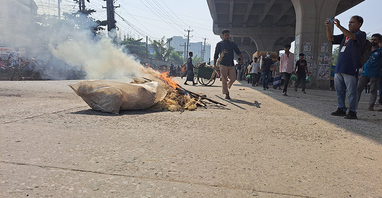 চার কারখানায় শ্রমিক বিক্ষোভ, নবীনগর-চন্দ্রা মহাসড়ক অবরোধ