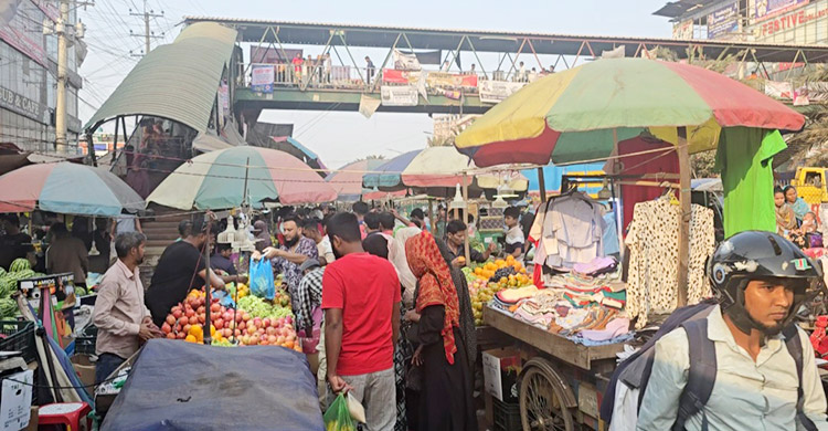 হকারদের দখলে মহাসড়ক, ভোগান্তিতে পথচারী-যাত্রীরা
