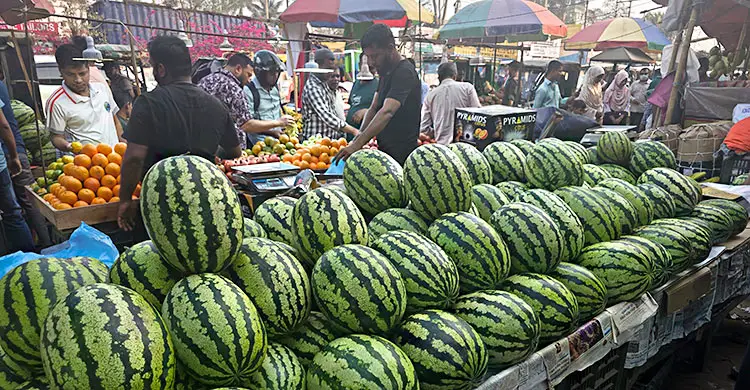 যুদ্ধের অজুহাতে আবার চড়া ফলের বাজার