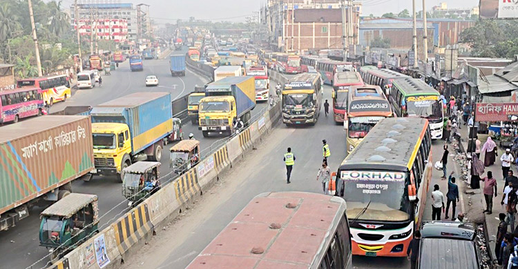 ঢাকা ছাড়ছে ঘরমুখো মানুষ, সাভারে কয়েক পয়েন্টে যাবাহনের জটলা