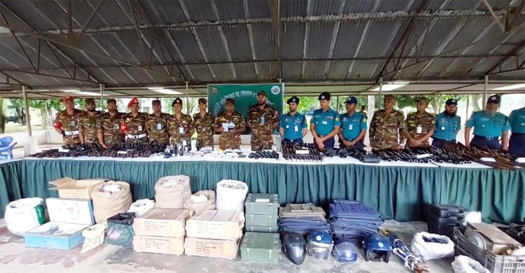 পুলিশের কাছে বিপুল পরিমাণ অস্ত্র-গোলাবারুদ হস্তান্তর সেনাবাহিনীর