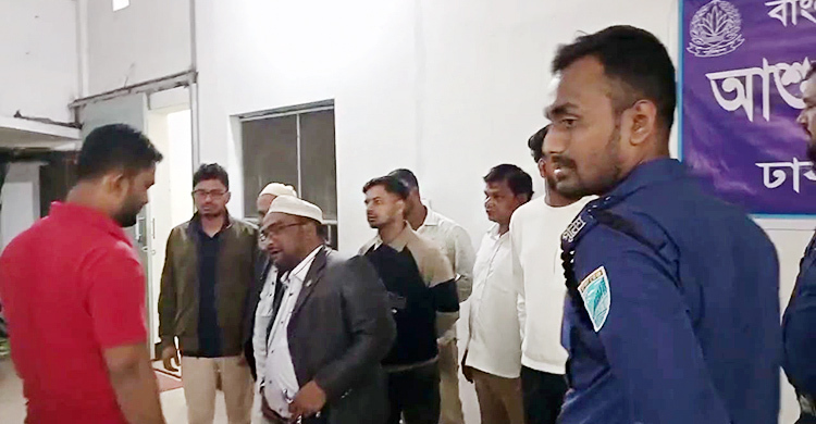 রাতে সেনাবাহিনীর হাতে আশুলিয়ার দুই কেন্দ্র থেকে আটক ১৩