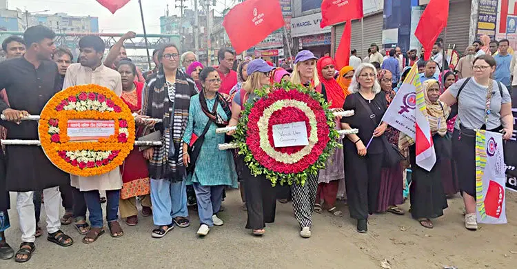 নিহতদের স্বজন, আহত শ্রমিক আর নানা শ্রমিক সংগঠনের শ্রদ্ধা