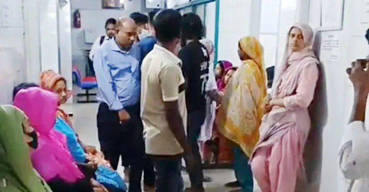 সাভারে পোশাক কারখানায় কর্মরত অবস্থায় অর্ধশত শ্রমিক অসুস্থ
