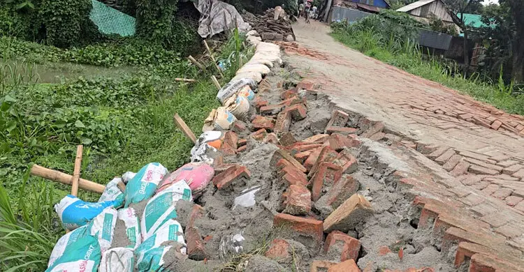 উদ্বোধনের আগেই ধসে পড়লো চার কোটি টাকার সড়ক
