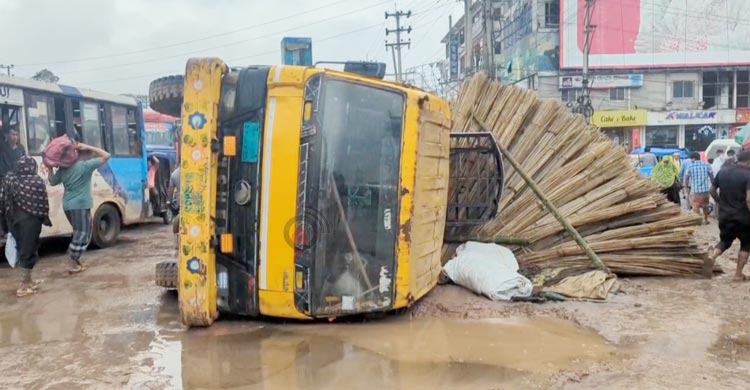 যেন ‘যুদ্ধবিধস্ত মহাসড়ক’, দেখার কেউ নেই