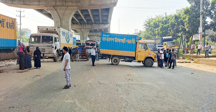 চার কারখানায় শ্রমিক বিক্ষোভ, নবীনগর-চন্দ্রা মহাসড়ক অবরোধ