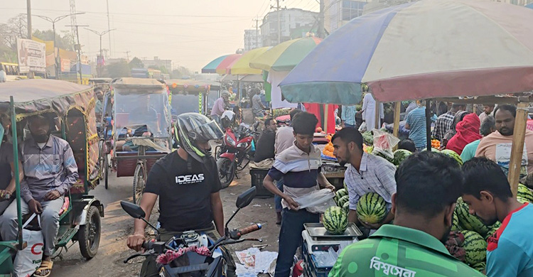 হকারদের দখলে মহাসড়ক, ভোগান্তিতে পথচারী-যাত্রীরা