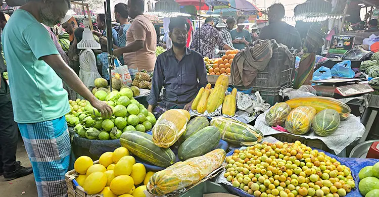 যুদ্ধের অজুহাতে আবার চড়া ফলের বাজার