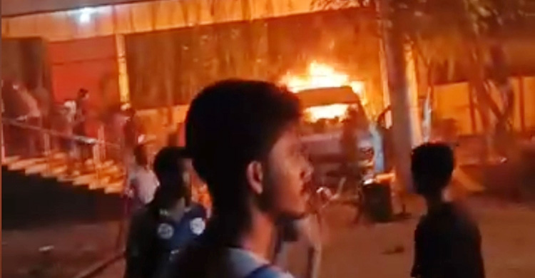 সাভারে ড্যাফোডিল-সিটি বিশ্ববিদ্যালয় শিক্ষার্থীদের সংঘর্ষ, অগ্নিসংযোগ