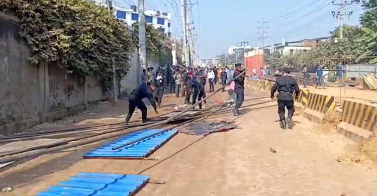 আশুলিয়ায় ফের শ্রমিক-পুলিশ সংঘর্ষ, টিয়ারশেল নিক্ষেপ