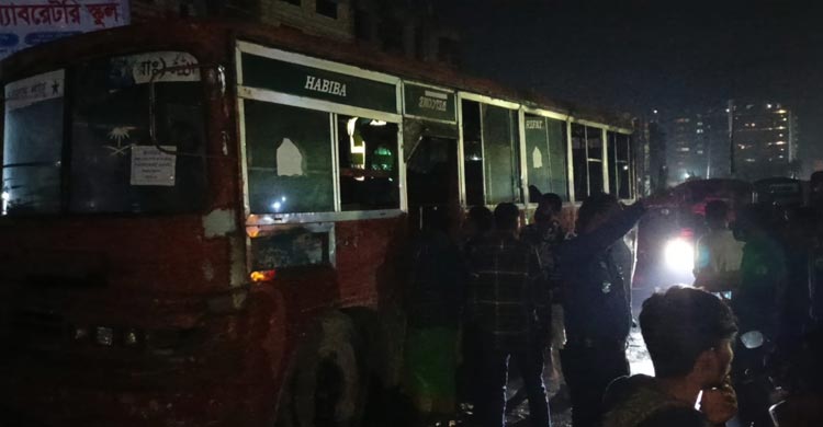 সাভারে মহাসড়কের পাশে থেমে থাকা বাসে আগুন
