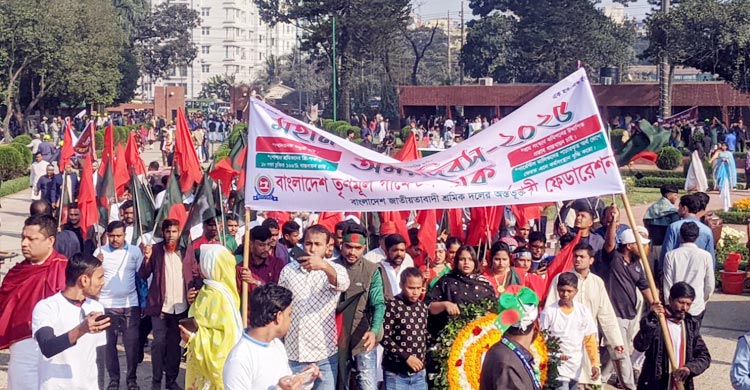 বিজয় উদযাপনে স্মৃতিসৌধে জনতার ঢল