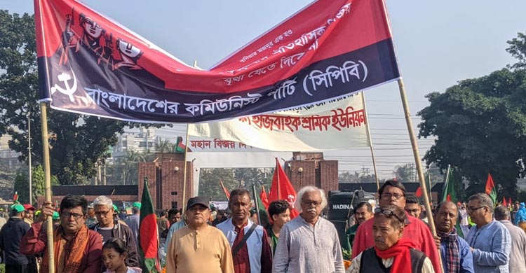 বিজয় উদযাপনে স্মৃতিসৌধে জনতার ঢল