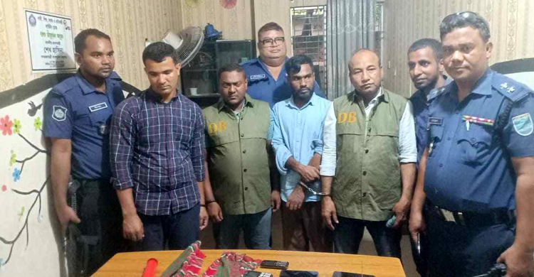 সাভারে ডিবি পুলিশ পরিচয়ে ছিনতাই, গ্রেফতার ৪