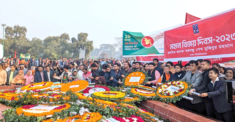 স্মৃতিসৌধে ফুলেল শ্রদ্ধা জানাতে মানুষের ঢল