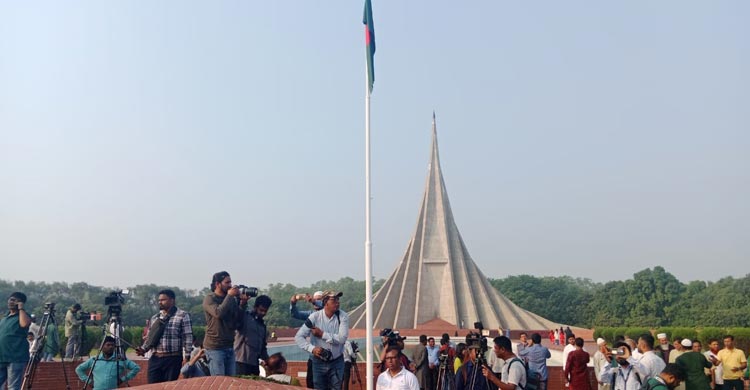 স্মৃতিসৌধে জনতার ঢল