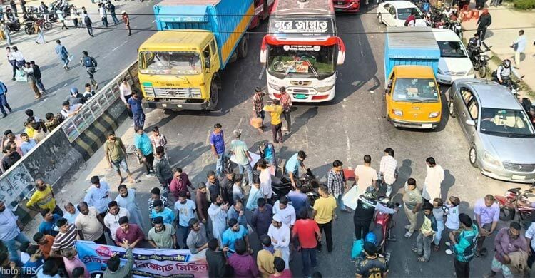 বিসিএস লিখিত পরীক্ষা পেছানোর দাবিতে ঢাকা-আরিচা মহাসড়ক অবরোধ