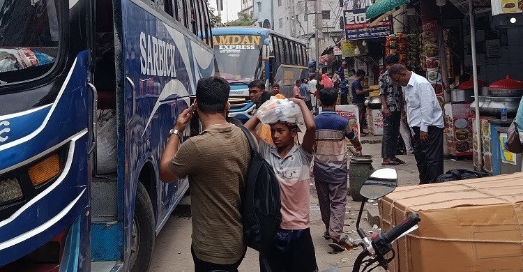 সায়েদাবাদে ঘরমুখো মানুষের ভিড়, বাড়তি ভাড়া আদায়ের অভিযোগ