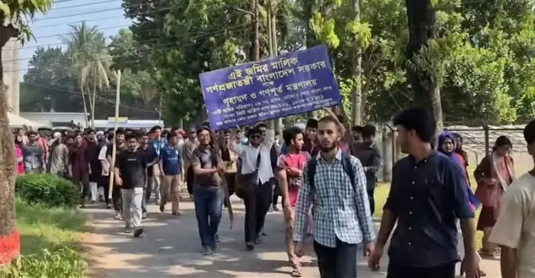 মাঠ থেকে গণপূর্তের সাইনবোর্ড খুলে নিয়ে গেলেন শেকৃবি শিক্ষার্থীরা