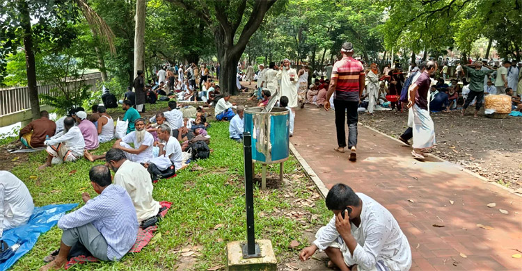 রমনা পার্কেও অবস্থান নিয়েছেন নেতাকর্মীরা