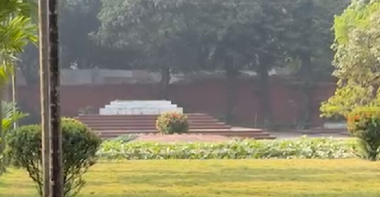 শহীদ ওসমান হাদির কবর দেখতে মানুষের ঢল