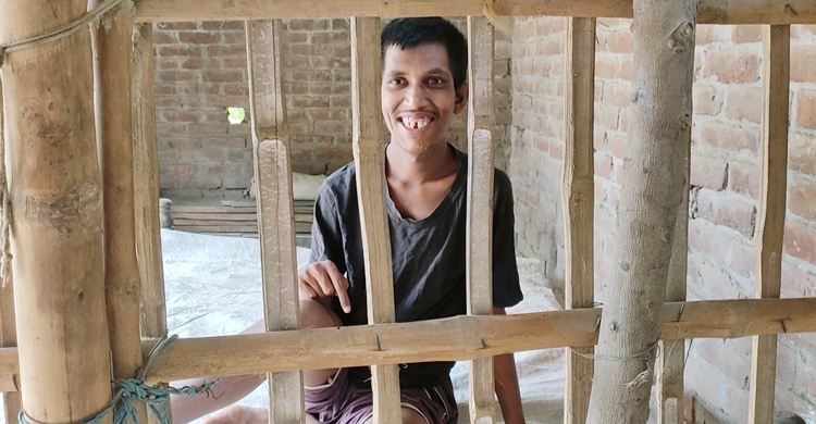 টাকার অভাবে বাঁশের খাঁচায় বন্দি অমিতের জীবন