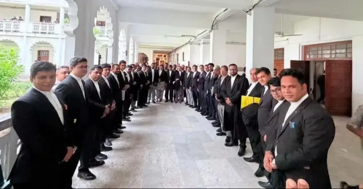 কাদেরসহ ৭ জনের ফাঁসি: সুপ্রিম কোর্টে আওয়ামীপন্থিদের মৌন প্রতিবাদ