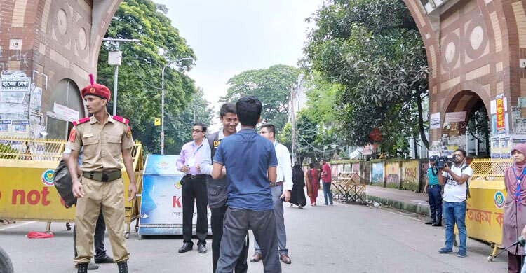 ঢাবির প্রবেশপথে কঠোর নিরাপত্তা বলয়, কার্ড ছাড়া প্রবেশ নিষেধ