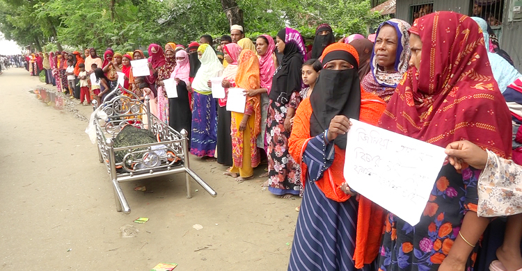 স্কুলছাত্রীর আত্মহত্যার পর দুই শিক্ষকের বিচার চেয়ে বিক্ষোভ