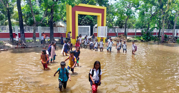 বছরের ৬ মাসই বিদ্যালয়ে জমে থাকে কাদা-পানি