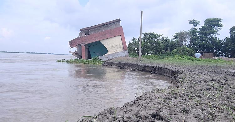 নদীগর্ভে বিদ্যালয় ভবন, বন্ধ পাঠদান
