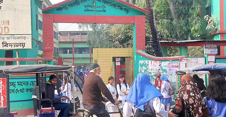 পাঠদান বন্ধের বিষয়ে জানা নেই, স্কুলে এসে ফিরে গেলো শিক্ষার্থীরা