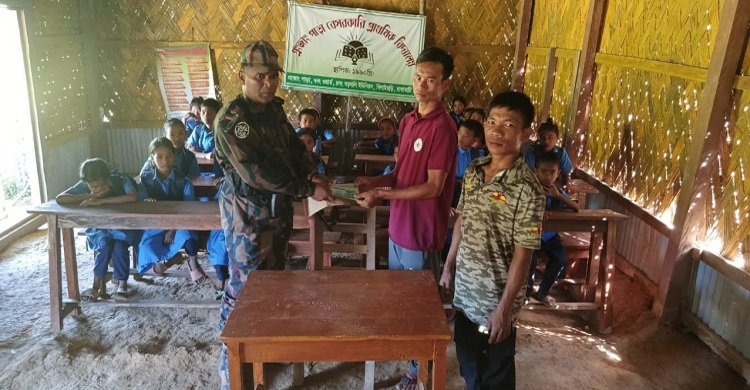রাঙ্গামাটির দুর্গম পাহাড়ি স্কুলে শিক্ষাসামগ্রী দিলো বিজিবি