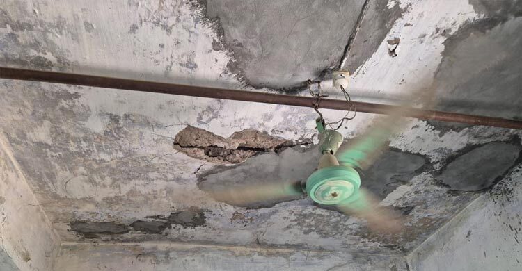 ব্রাহ্মণবাড়িয়ায় ক্লাস চলাকালীন খসে পড়লো ছাদের পলেস্তারা