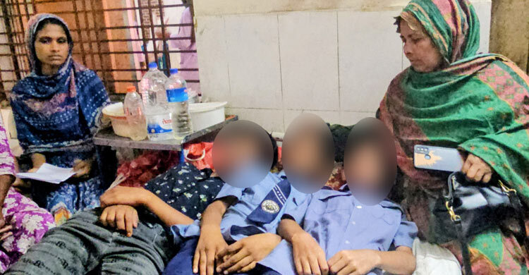 রান্নাঘরের বেড়ায় ফুটবল লাগায় তিন ছাত্রকে পেটালেন গৃহবধূ