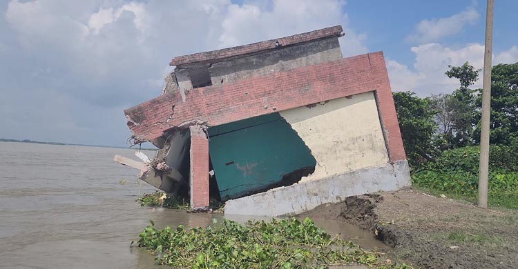 নদীগর্ভে বিদ্যালয় ভবন, বন্ধ পাঠদান