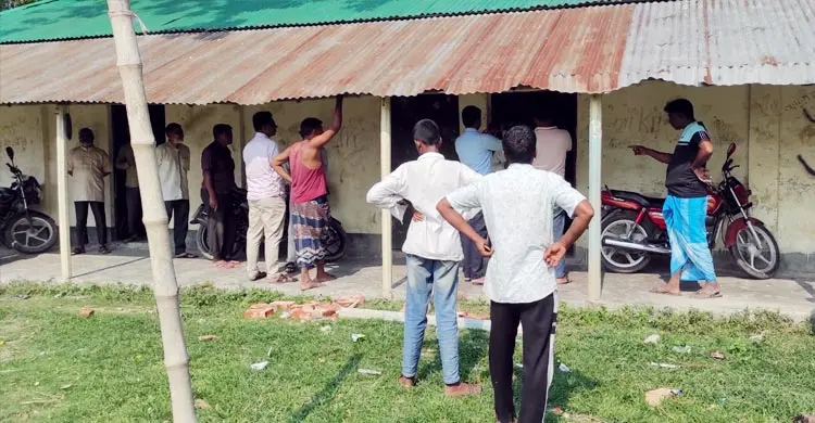 ভর্তি বিজ্ঞান বিভাগে, মানবিকে রেজিস্ট্রেশন করা নিয়ে বিদ্যালয়ে হামলা