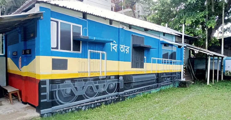 ‘ফুলকুঁড়ি বিদ্যা নিকেতন’ যেন প্ল্যাটফর্মে দাঁড়ানো ট্রেন