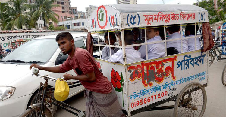 বৃহস্পতিবার ক্লাসে আসতে ‘নিরুৎসাহিত’ করছে অনেক স্কুল