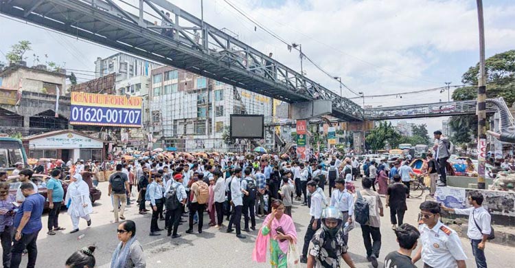 সায়েন্সল্যাব মোড় অবরোধ আইডিয়ালের শিক্ষার্থীদের